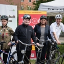 Auf zur Fahrradtour nach der Spendenübergabe: Celine und Luca, Senatorin Scheeres und Erlebnispädagoge Donald Schiemann (v.l.n.r.)