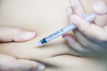 Patientin spritzt Insulin. Bild: Freepic.com