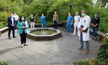 Senatorin Dilek Kalayci (links) mit Führungskräften des SJK im Krankenhausgarten. Foto: SenGPG
