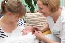 Stillberaterin Bettina Kraus kümmert sich um ein Neugeborenes und die Mutter