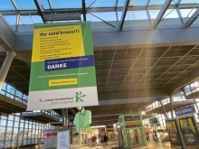 Plakataktion des SJK auf dem Bahnhof Südkreuz. 