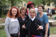 Gruppenbild mit Clown: Die 4 Organisatorinnen des Kinderfestes Sylvia Heeder, Stefanie Strube, Katie Lausch und Beate Wild