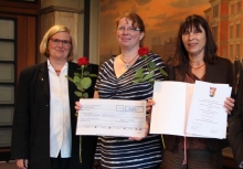 Bezirksbürgermeisterin Angelika Schöttler mit den Preisträgerinnen Corinna Ehrhardt und Dr. Beatrix Schmidt