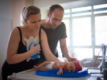 Die bionische Hightech-Matratze vermittelt Neugeborenen auch im Inkubator das Gefühl des direkten Hautkontaktes mit den Eltern. 