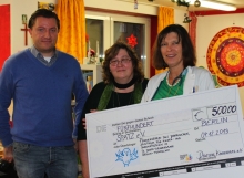 Mitarbeiter der Kinderhilfe überreichen an Dr. Beatrix Schmidt einen Scheck über 500 Euro