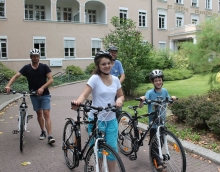 Eine Spende macht es möglich: Patienten und Pädagogen der SGKJ auf Fahrradtour