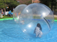 Bubble Balls waren auf dem Kinderfest bei Klein und Groß beliebt
