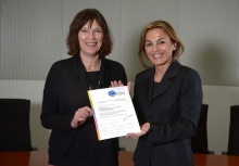 Michaela Noll überreicht Dr. Beatrix Schmidt die Zertifikatsurkunde